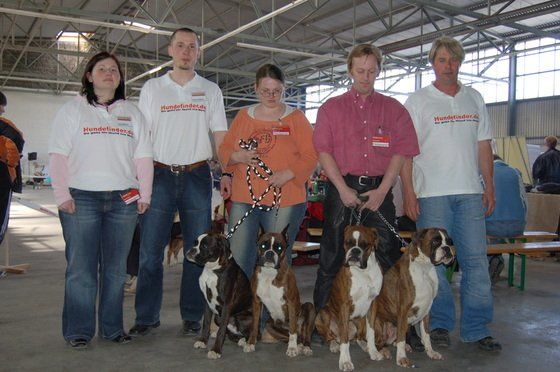 Anja, Ronny, Marika Zeibig mit Lebensgefährte und den Boxern sowie Mario vom Hundefinder-Team (Foto: S. Dietrich, Hundefinder.de)