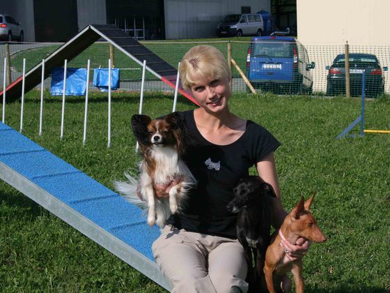 Die Autorin mit ihren drei Hunden. (Foto: J. Frank)